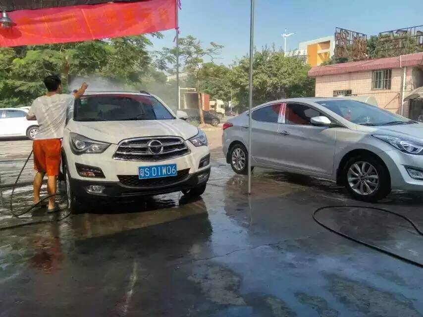 劉總安裝的自助洗車(chē)機(jī)，生意興隆。